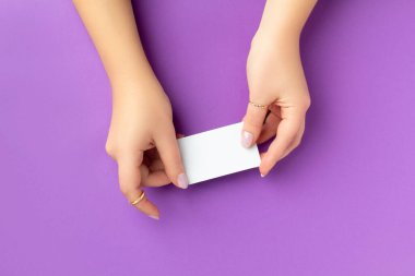 Bahar mevsimi tırnak tasarımlı kadınların elinde kartpostal var.