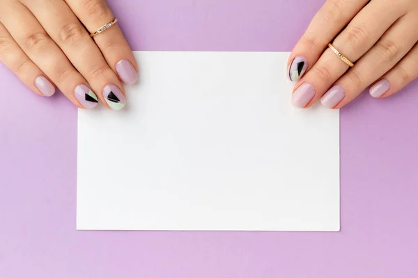 Närbild kvinnor hand med kreativ spik design hålla vykort — Stockfoto