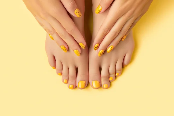 Mãos Pés Femininos Fundo Amarelo Tratamento Corporal Design Unhas Primavera — Fotografia de Stock