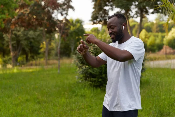 Heureux Jeune Homme Afro Américain Adulte Appréciant Musique Danse Dans — Photo