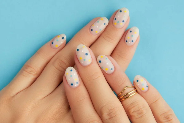 Mãos Mulheres Com Manicure Verão Bolinhas Moda Tratamento Beleza Spa — Fotografia de Stock