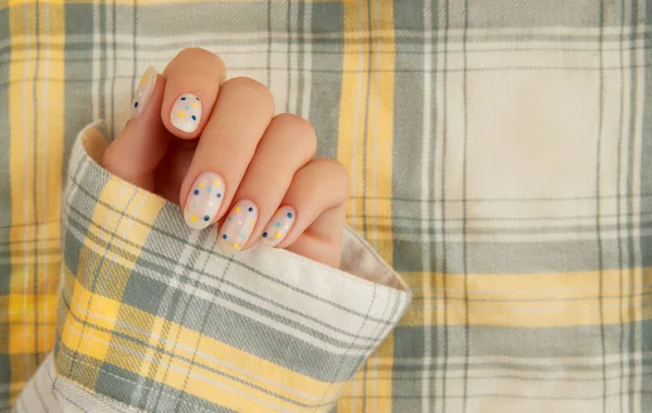 Vrouwen Hand Met Trendy Polka Dot Zomer Manicure Schoonheidsbehandeling Spa — Stockfoto