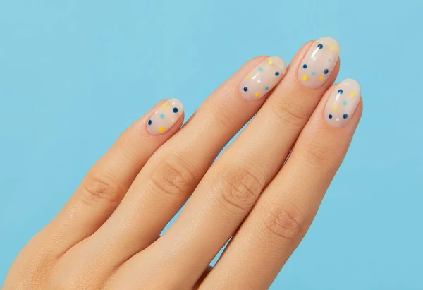 Mãos Mulheres Com Manicure Verão Bolinhas Moda Tratamento Beleza Spa — Fotografia de Stock