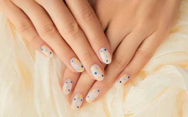 Mani Delle Donne Con Manicure Estiva Pois Alla Moda Trattamento — Foto Stock