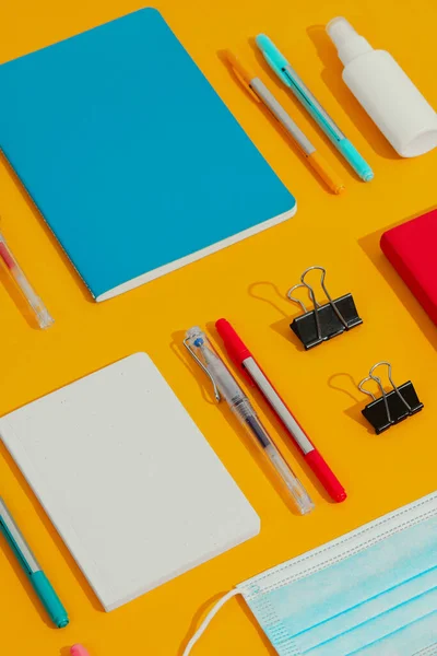 Cuadernos Coloridos Bolígrafos Desinfectante Manos Mesa Naranja Volver Concepto Educación —  Fotos de Stock