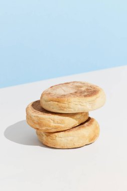 Bolo de caco. Geleneksel Portekiz ekmeği mavi yaratıcı arka planda minimal tarzda. Restoran ya da fırın konsepti