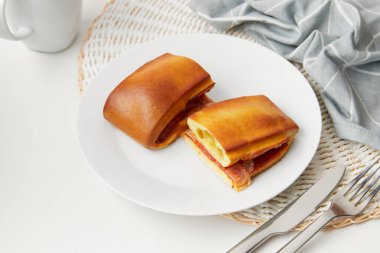 Lanche misto geleneksel Portekiz sandviçi. Peynirli ve sucuklu. Beyaz arka planda lezzetli bir kahvaltı. Restoran kafe menüsü.