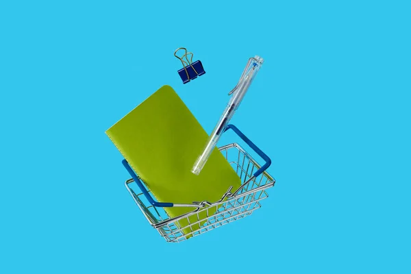 Papelería Suministros Oficina Con Carrito Compras Levitar Sobre Fondo Azul —  Fotos de Stock