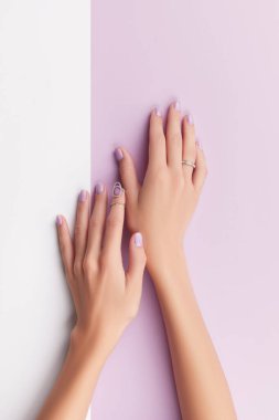 Modaya uygun lavanta manikürlü kadın elleri. Bahar yaz tırnak tasarımı. Moda güzellik salonu konsepti