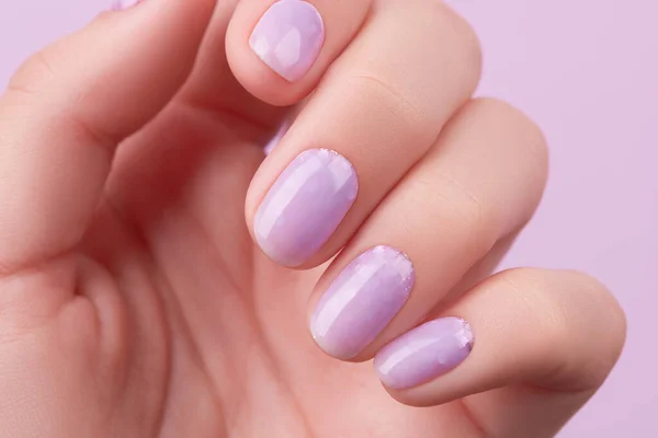 Main Femme Avec Manucure Lavande Tendance Conception Ongles Printemps Été — Photo