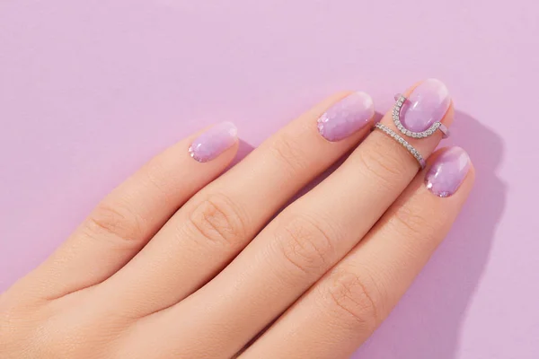 Vrouwen Hand Met Trendy Lavendel Manicure Lente Zomer Nagel Ontwerp — Stockfoto