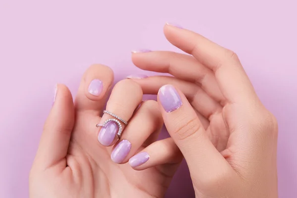 Mujeres Manos Con Manicura Lavanda Moda Diseño Uñas Primavera Verano — Foto de Stock