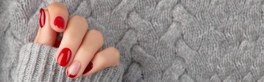 Manikürlü kadınlar el ele kazak giyer. Manikür, pedikür tasarım trendleri. Sevgililer Günü Noel manikürü