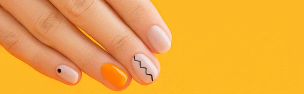 Gyönyörű Nők Kéz Minimális Köröm Design Narancs Háttér Manikűr Pedikűr — Stock Fotó