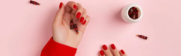 Manikúra Ženské Ruce Malými Láhvemi Nealkoholického Nápoje Růžovém Pozadí Zdravá — Stock fotografie
