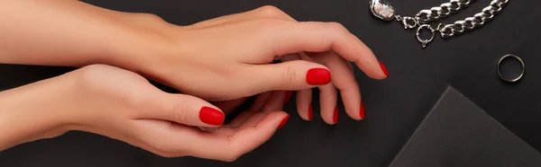 Manicure Mani Donna Con Accessori Sfondo Nero Halloween Manicure Pedicure — Foto Stock