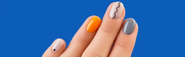 Primo Piano Mano Delle Donne Con Manicure Minimale Alla Moda — Foto Stock