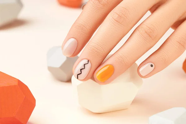 Manicure Donne Mano Vicino Sfondo Beige Minimale Primavera Autunno Chiodo — Foto Stock