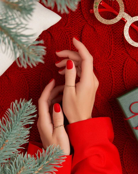 Mujeres Manos Con Manicura Mate Cubierta Punto Rojo Manicura Navidad — Foto de Stock