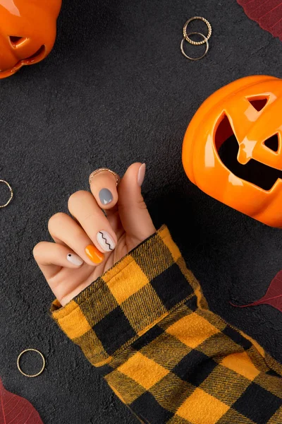 Frauenhände Mit Modischer Minimal Maniküre Auf Schwarzem Hintergrund Herbst Halloween — Stockfoto