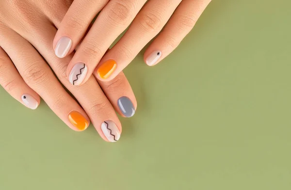 Zamknij Kobietom Ręce Modnym Minimalnym Manicure Zielonym Tle Wiosenny Letni — Zdjęcie stockowe