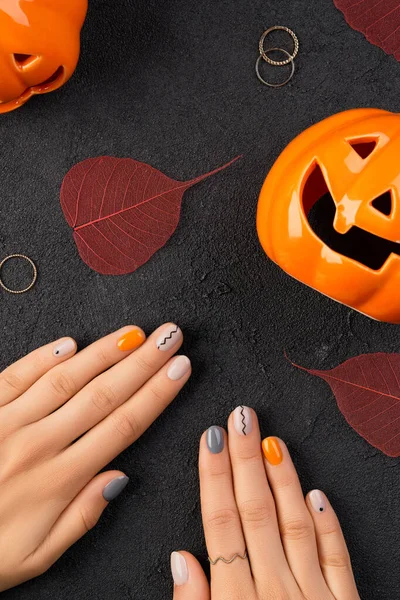 Frauenhände Mit Modischer Minimal Maniküre Auf Schwarzem Hintergrund Herbst Halloween — Stockfoto