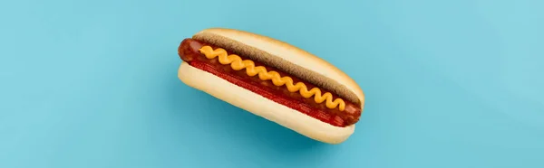 Cachorro Quente Clássico Com Wurst Ketchup Mostarda Fundo Azul Menu — Fotografia de Stock