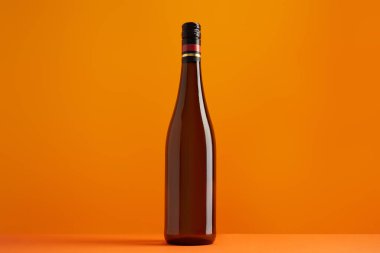 Turuncu arka planda bir şişe şarap. Senin için yer ve içki hazırlayıp mesaj atarım. Ürün ambalajlama marka tasarımı.