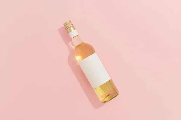 Garrafa Vinho Com Rótulo Branco Vinho Branco Sobre Fundo Rosa — Fotografia de Stock