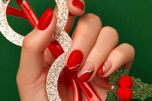 Mano Delle Donne Con Manicure Rossa Alla Moda Vicino Natale — Foto Stock