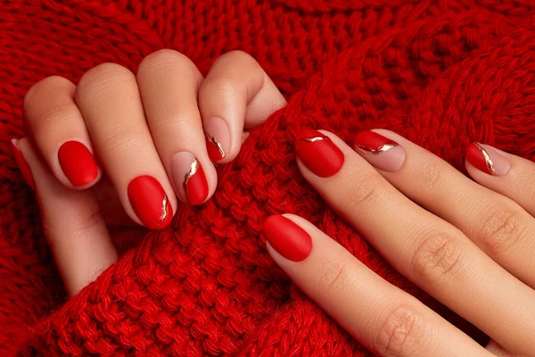 Las Manos Las Mujeres Con Manicura Roja Moda Cerca Navidad —  Fotos de Stock