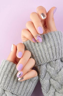 Kadınların ellerini lavanta ve kazak içindeki gümüş tırnaklarla kapat. Manikür, pedikür tasarım eğilimleri