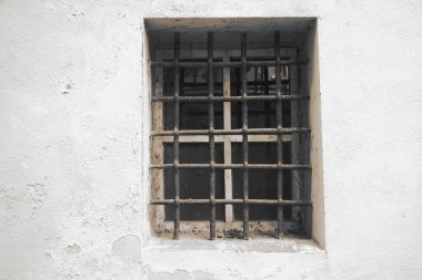 Demir parmaklıklı eski pencere 