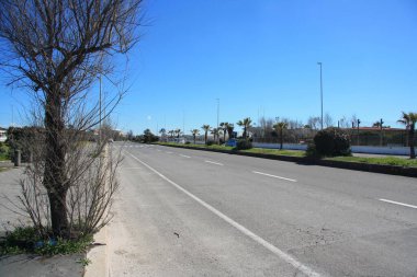 İtalyan deniz kasabasının terk edilmiş yolu. Güneşli bir gün ve açık bir gökyüzü.