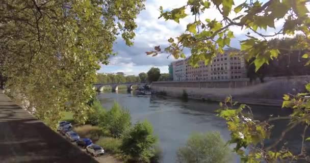 Річка Тібр Римі Італія Серед Осінніх Листків — стокове відео