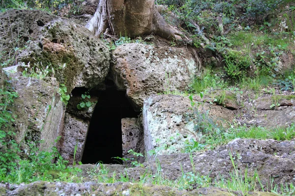 Cerveteri 'deki Etrüsk Mezarlığı' ndaki Etrüsk medeniyetinin kalıntıları - Tarquinia, Lazio, İtalya.