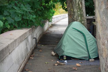 Roma, İtalya 'nın merkezindeki kaldırımda evsiz bir insanı çadır kurarak. Yoksulluk kavramı.
