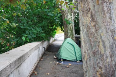 Roma, İtalya 'nın merkezindeki kaldırımda evsiz bir insanı çadır kurarak. Yoksulluk kavramı.