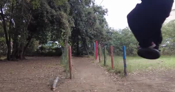 Das Maskierte Kind Ghostface Gleitet Glücklich Auf Einem Seil Park — Stockvideo