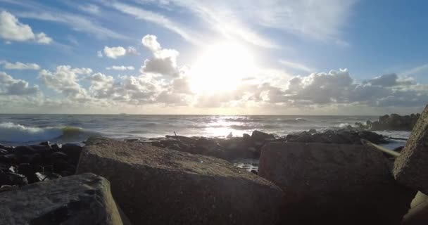大きな石の岩の上に海の波がクラッシュします 晴れた日と青空の上の美しい雲 — ストック動画