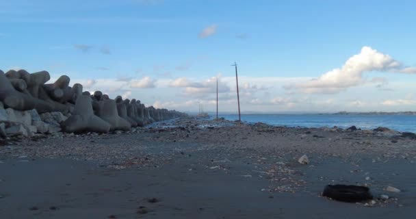Απομονωμένη Παραλία Του Παλιού Φάρου Μπροστά Στη Θάλασσα Μεγάλο Εμπόδιο — Αρχείο Βίντεο
