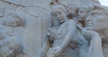 Beyaz mermerden bir anıt, yüksek rahatlıkta bir frieze. Giuseppe Mazzini 'nin anısına anıt sanat eserleri dikildi. Bir grup insanın temsili.