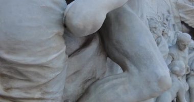 Beyaz mermerden bir anıt, yüksek rahatlıkta bir frieze. Giuseppe Mazzini 'nin anısına anıt sanat eserleri dikildi. Bir grup insanın temsili.