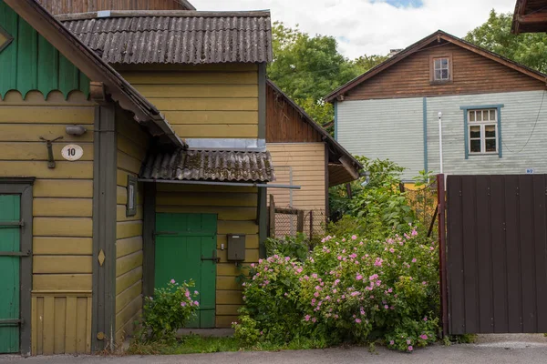 Starý Zelený Dřevěný Historický Dům Centru Talinu Estonsko Kesklinn Ulice — Stock fotografie