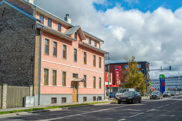 Antigo Edifício Histórico Apartamentos Madeira Rua Juhkentali Dia Ensolarado Outono — Fotografia de Stock