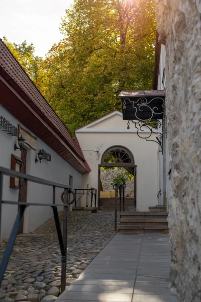 Güneşli Bir Sonbahar Gününde Tallinn Eski Kasabası Nda Boş Dar — Stok fotoğraf