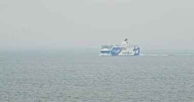 Sisli bir sonbahar sabahında Finlandiya 'da Baltık Denizi' ne giden yolcu feribotu. Finlandiya 'nın başkentleri ile Estonya arasında bir gemi hareket etmektedir.