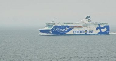 Sisli bir sonbahar sabahında Finlandiya 'da Baltık Denizi' ne giden yolcu feribotu. Finlandiya 'nın başkentleri ile Estonya arasında bir gemi hareket etmektedir.