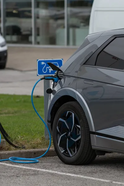 Hyundai Ioniq 2021 Elektrikli Arabanın Prizi Şarj Ediliyor Elektrikli Araba — Stok fotoğraf