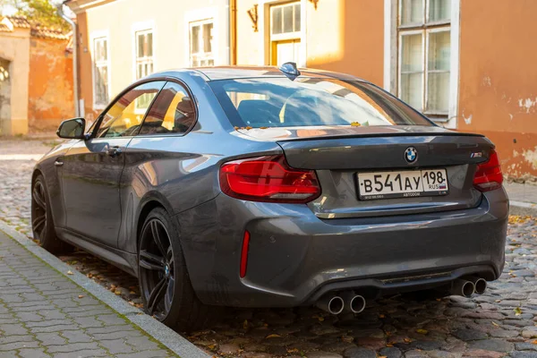 Bmw Parkolt Város Utcájában Egy Napsütéses Őszi Estén — Stock Fotó